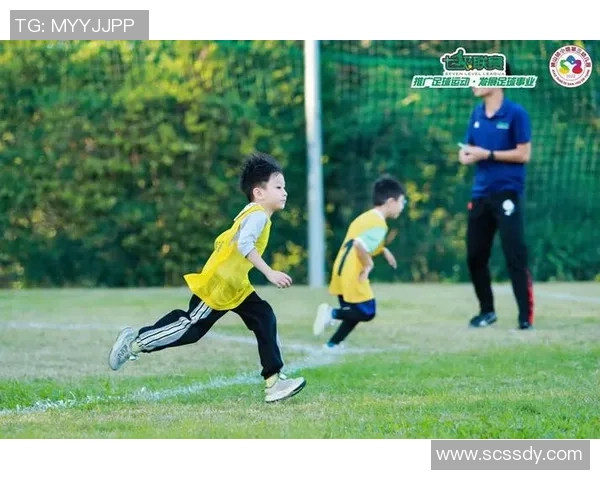 足球明星温馨瞬间抱宝宝的可爱照片分享,感受亲子时光的甜蜜与快乐