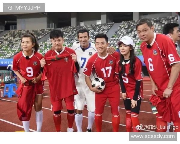 足球明星与球员亲密合照展现友谊与团队精神的精彩瞬间