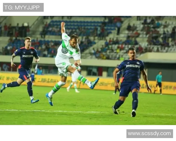 足球明星驾驭大众高尔夫展现非凡魅力与运动精神